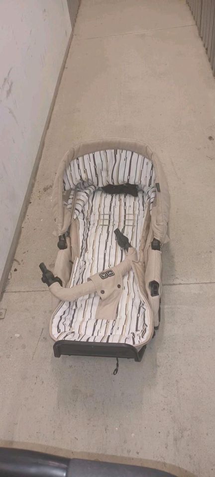 Kinderwagen mit Babyschale und Buggy beige in München