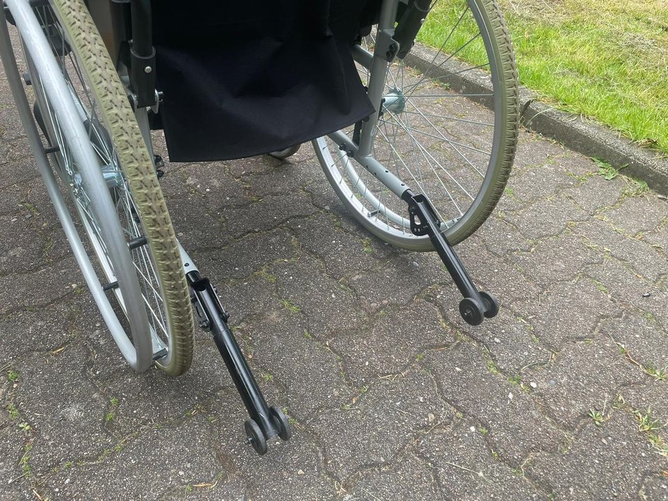 Klappbarer Rollstuhl Fußstützen zum Beine Hoch legen (Versand) in Hamburg