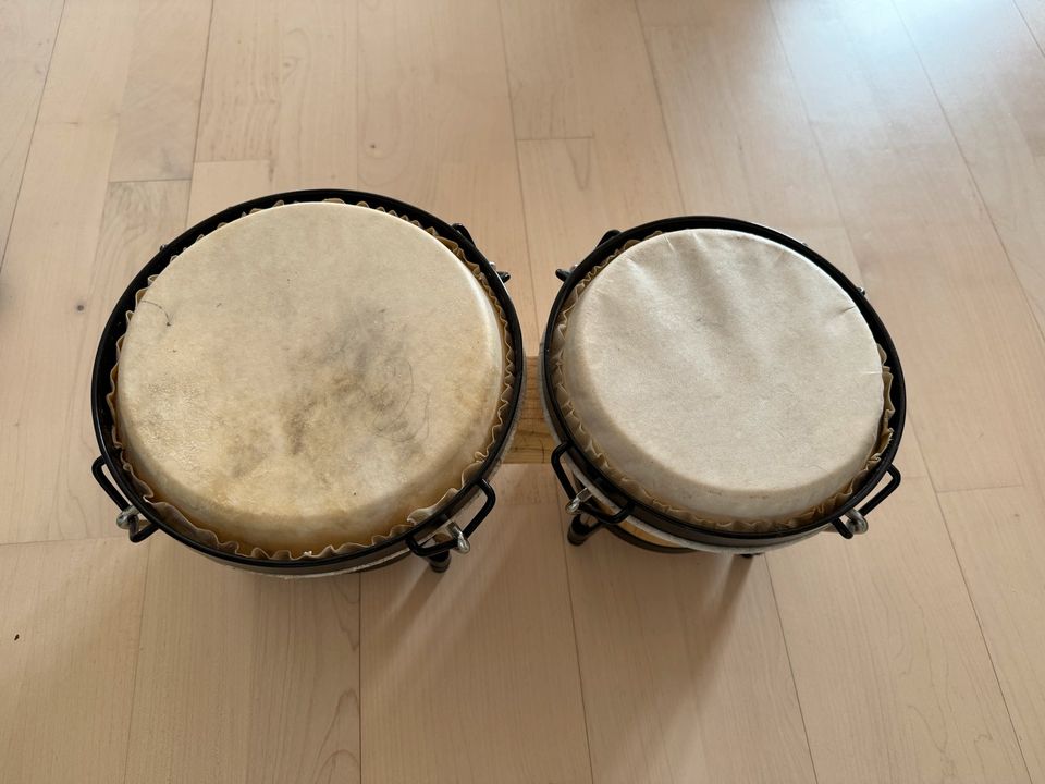 Bongos mit Liederheft in Wipperfürth