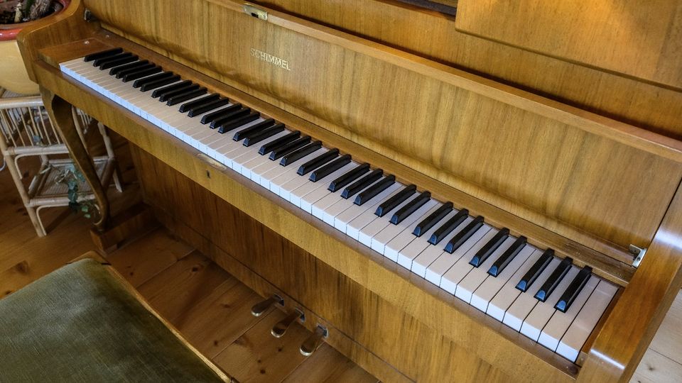 Klavier Piano Schimmel 108 Design Exclusiv mit Lampen Wert 4.500€ in Lenggries