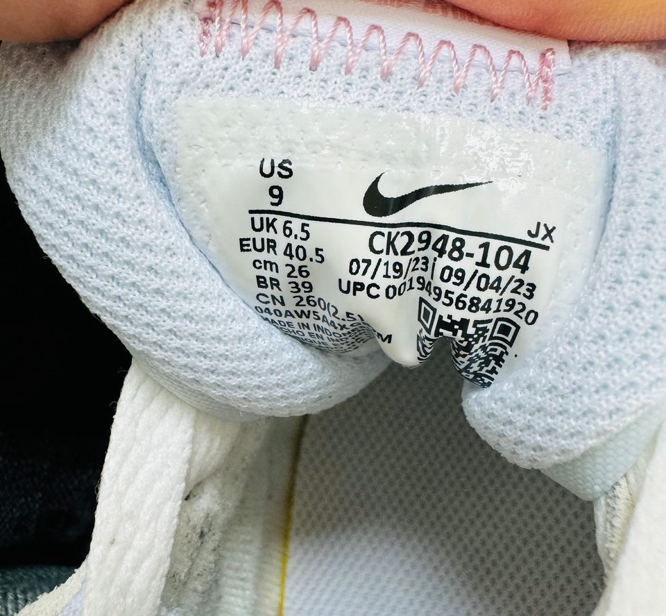 Original-verpackte ungetragene Nike Sneaker weiß-rosa-beige in Berlin