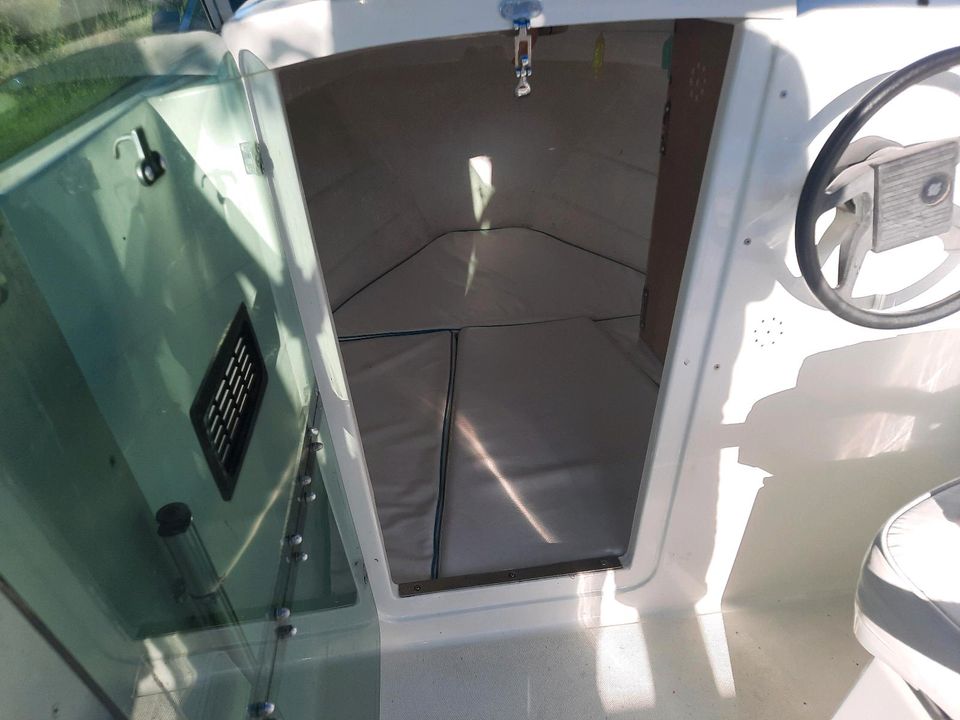 Motorboot Quicksilver Cabin 500s mit 50 PS Suzuki mit Trailer in Seebad Bansin