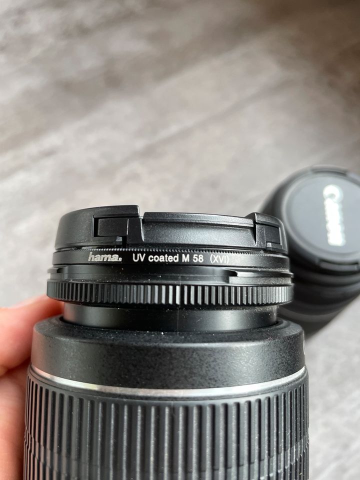 Canon EOS 1300D mit Objektiv und Zubehör in Gottmadingen