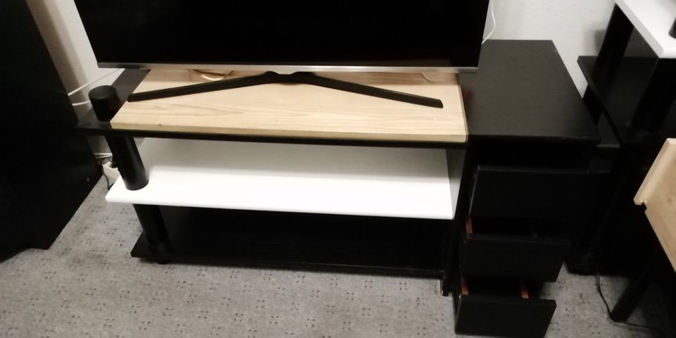 TV-Rack, 115x56x40 cm, schwarz, weißes Dekor in Dresden