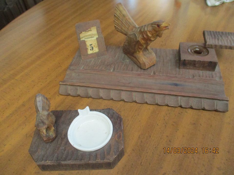 Alte Schreibtischgarnitur mit Adler in Holz geschnitzt + Fäßchen in Rabenau