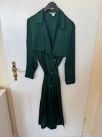 H&M Satin Maxikleid grün mit goldenen Knöpfen 36 S Berlin - Mitte Vorschau