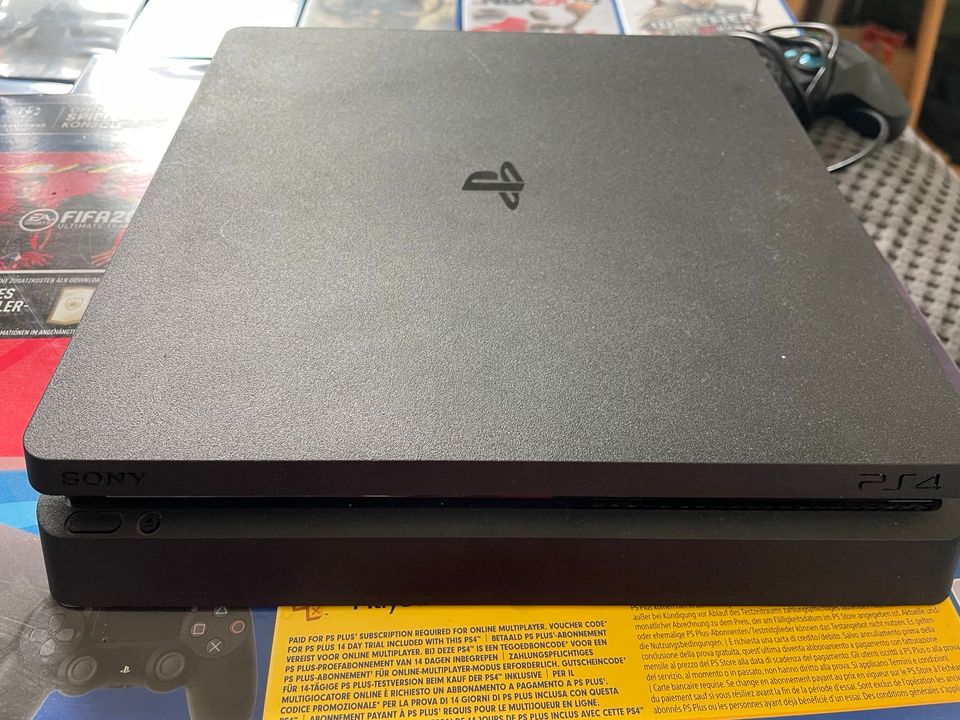 PS4 konsole 2TB with 4 controllers and 8 games in Frankfurt am Main