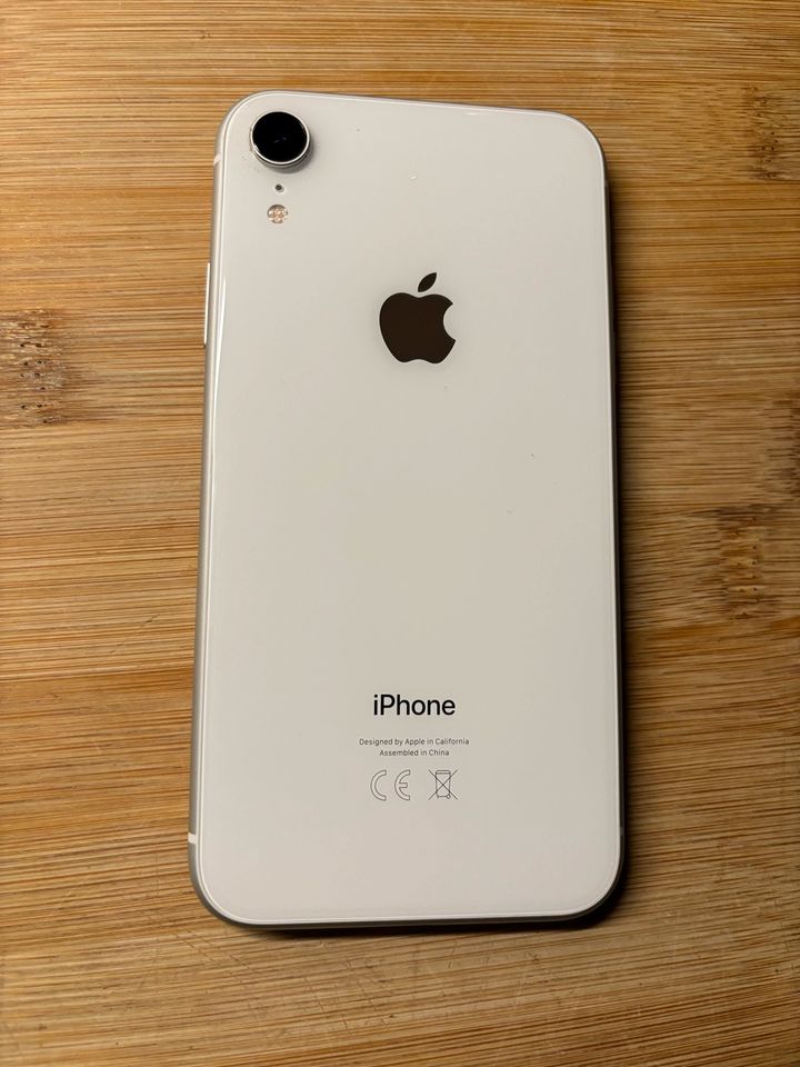 iPhone XR 64 GB weiß mit Ladekabel und Kopfhörer in Ismaning