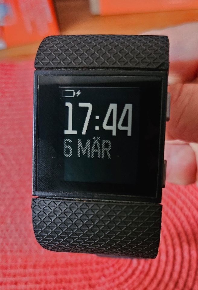 Fitbit Surge Uhr Smartwatch in Schwaigern