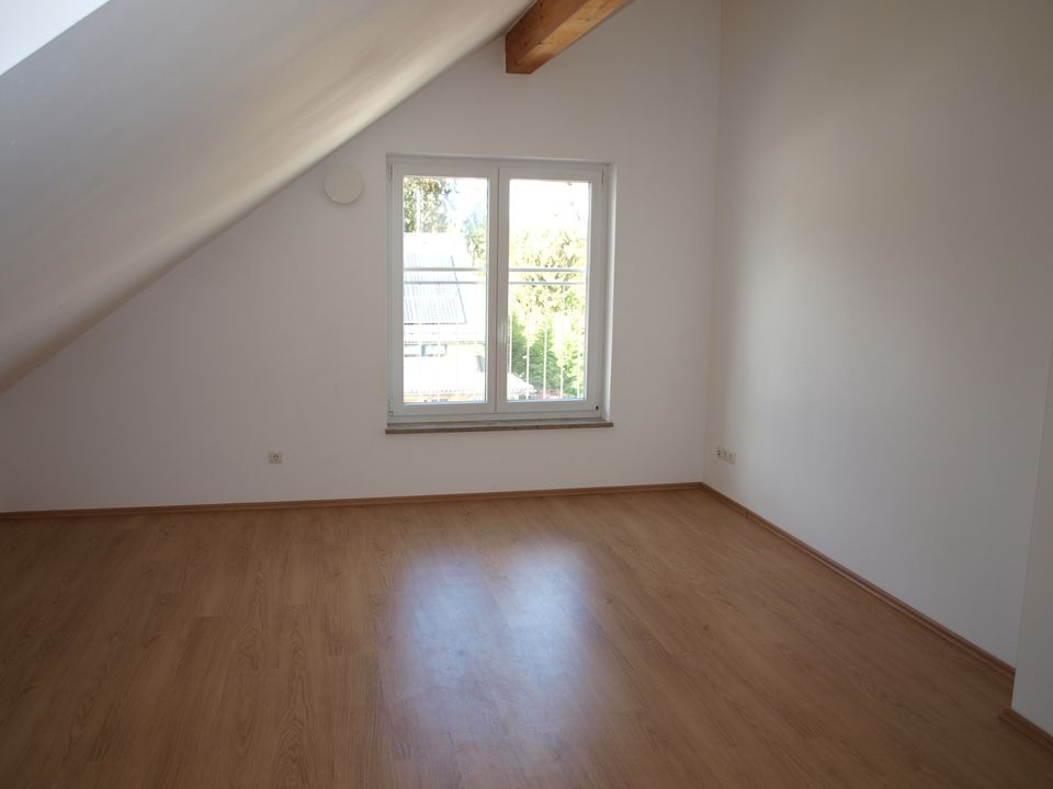 Sofort bezugsfrei! Sehr gepflegte 4-Zimmer-Maisonette-Wohnung (OG + DG) in Altfraunhofen