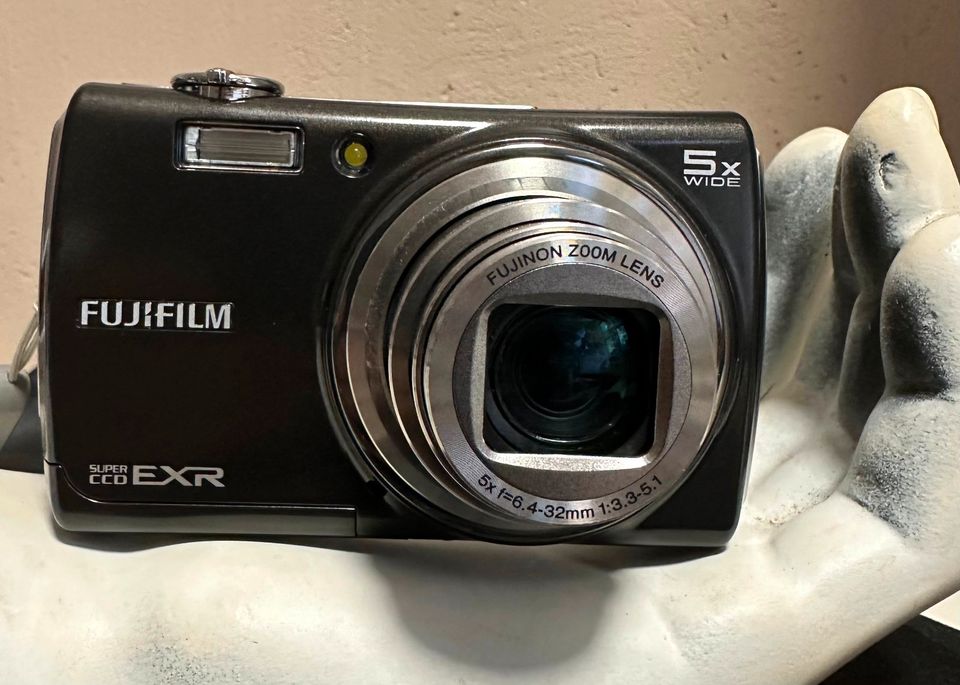 Fujifilm F200EXR FinePix Kamera +1Akku+3SD Karten extra neuwertig in Haiger