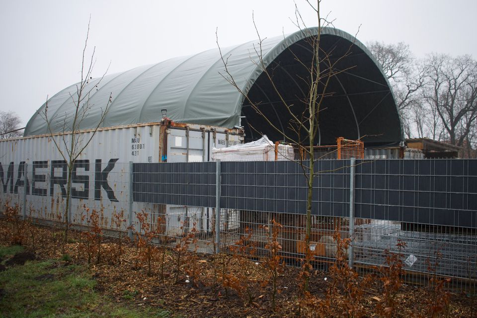 Einfach zusätzlich überdachten Raum schaffen zwischen zwei Fracht- oder Lagercontainern - Unterstand für Fahrzeuge, Geräte und Maschine - Baustellenüberdachung - Überdachung von Fahrsilos - Lagerung in Hamburg