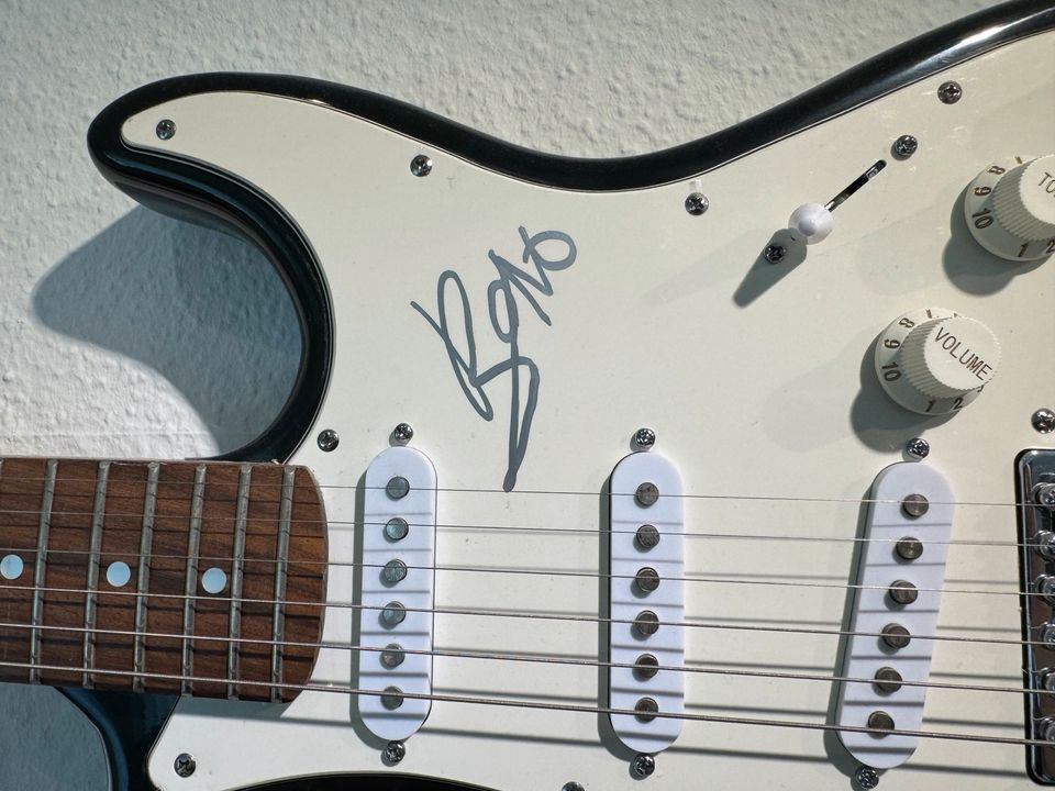 U2  E-Gitarre mit allen Autogrammen - Bono Sammlerstück RAR in Essen