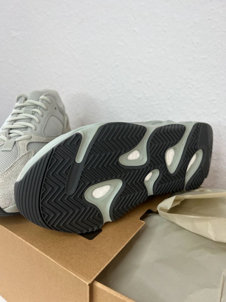 Adidas Yeezy 700 Salt Größe 8 in Notzingen