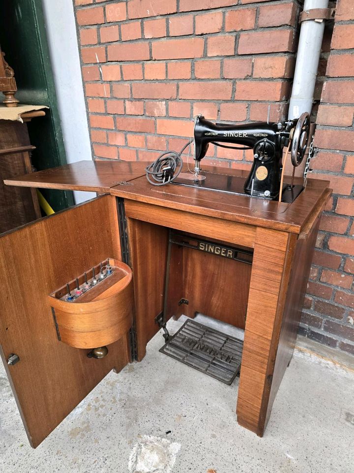 Alt Nähmaschine Singer Nussbaum Nähtisch Retro Vintage in Groß-Gerau