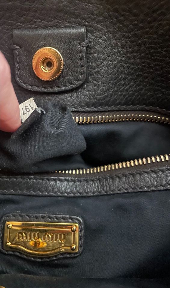 Miu Miu Schultertasche Handtasche schwarz in München