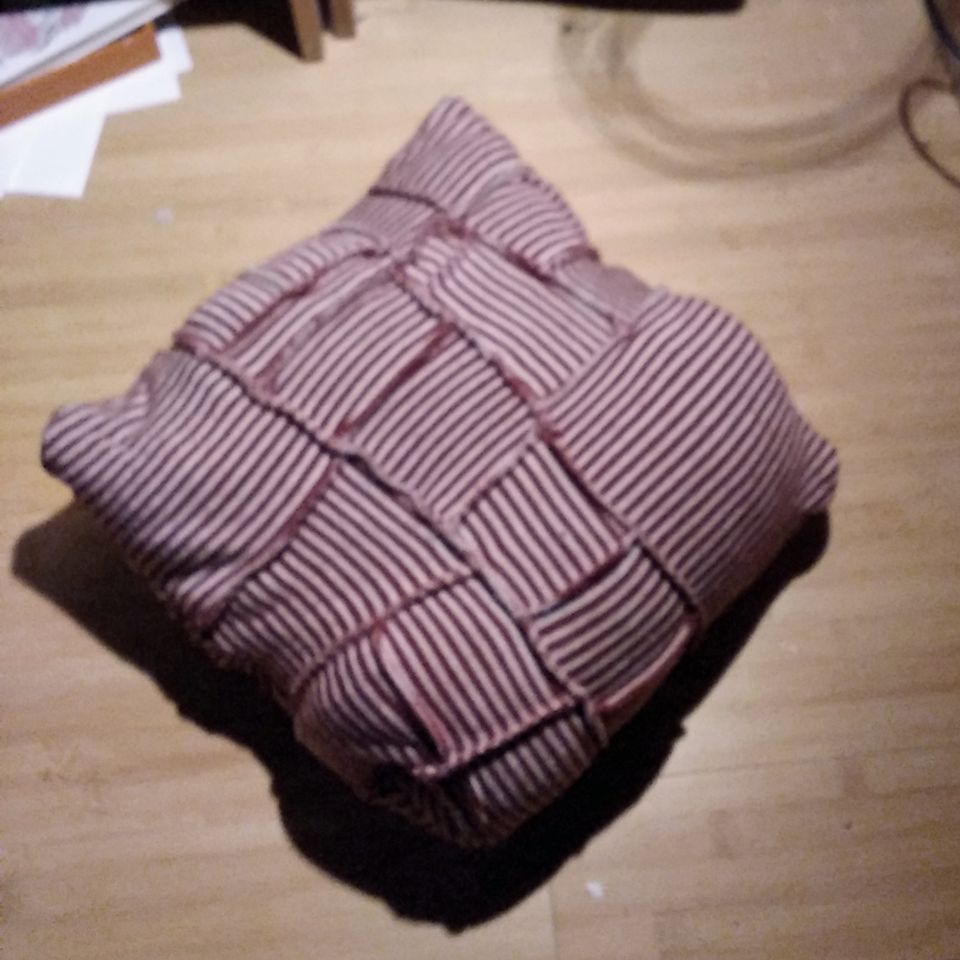 unikat handmade Kissen Sofakissen aus Wolle mit Woole gefüllt in Plate