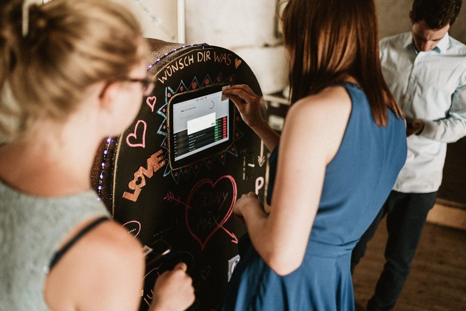 Musik für Hochzeit oder Geburtstag: digitale Jukebox mieten, Versand per DHL in Freiburg im Breisgau