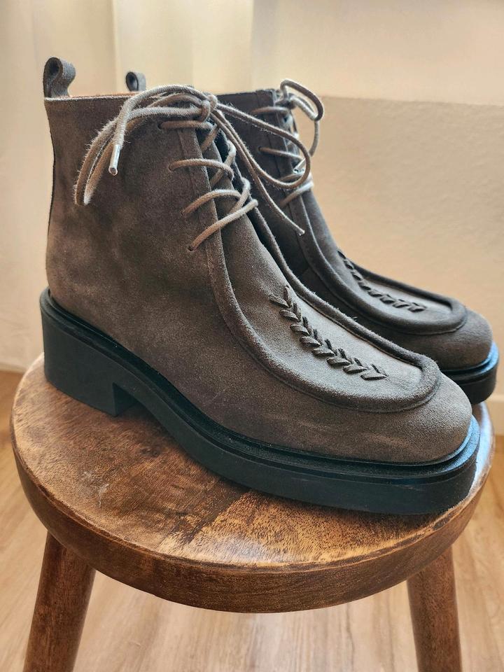 Naguisa Araura Boots Wildleder Schnürschuhe Square Toe Grün in Hamburg