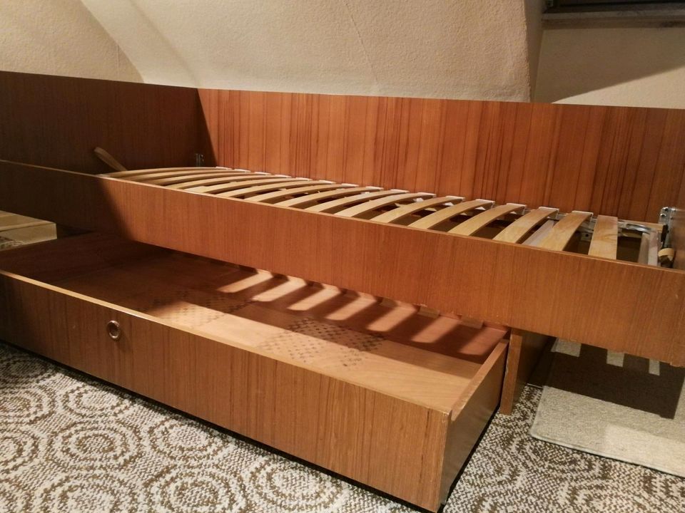 Holz Bett 90x190 inkl. Lattenrost Bettschublade, 70er Jahre Stil in Bietigheim-Bissingen