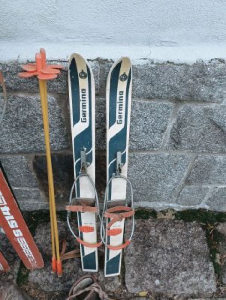 alte und neuere Ski und Kinderski in Königsbrück