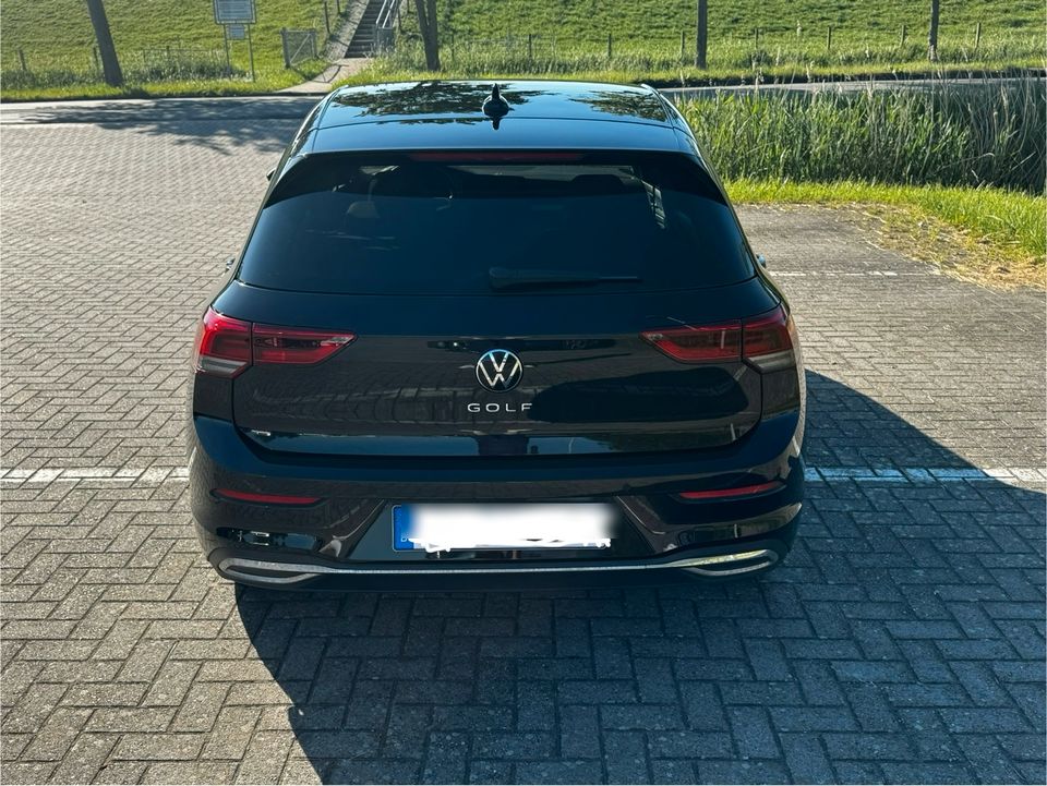 Golf VIII 1.5 TSI Active mit AHK in Emden