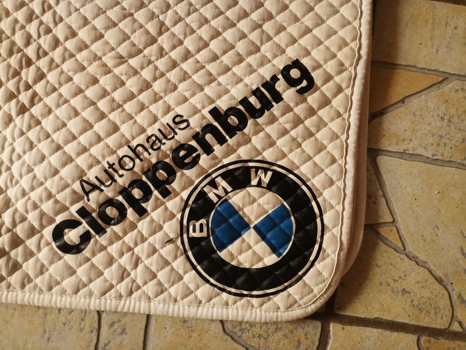 Schabracke weiß mit BMW Logo Emblem Druck anatomisch VS in Diemelsee