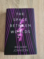 Micaiah Johnson - The Space Between Worlds (Illumicrate) Bayern - Luhe-Wildenau Vorschau