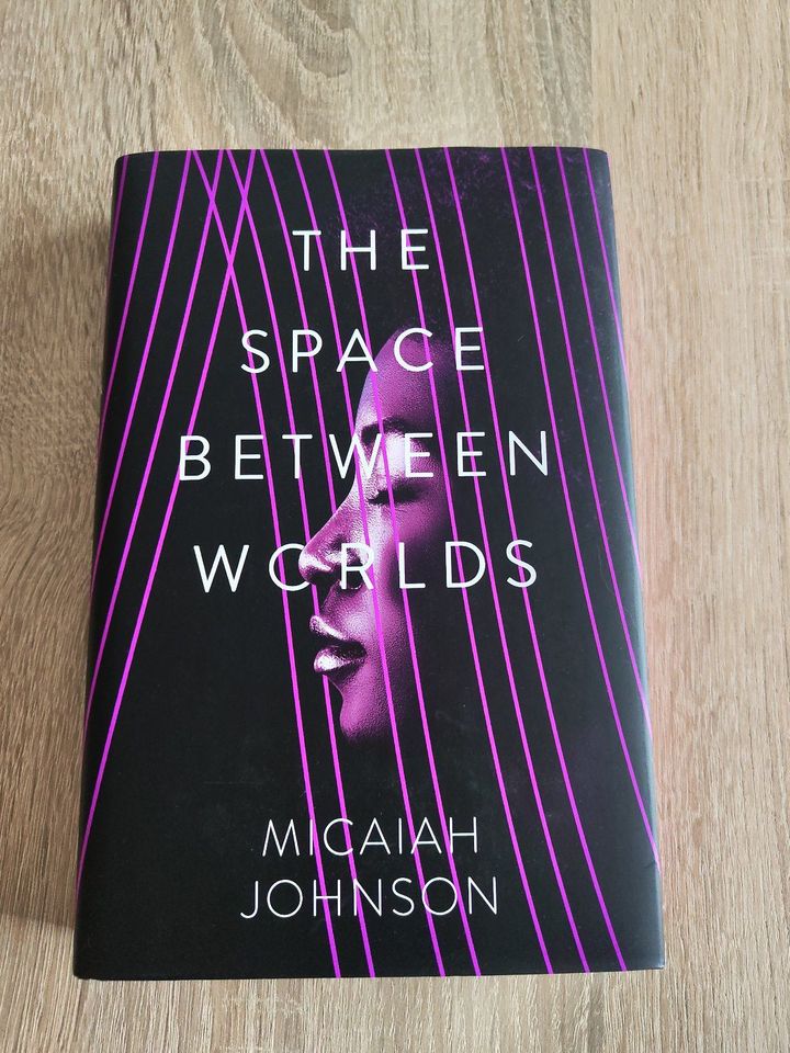 Micaiah Johnson - The Space Between Worlds (Illumicrate) in Luhe-Wildenau