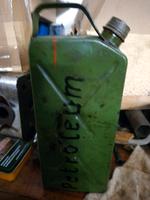 Kanister, klein aus der DDR Inhalt 2 Liter Öle Benzine Sachsen - Bautzen Vorschau