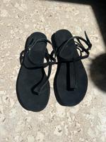 H&M Sandalen schwarz 35 Wildlederoptik Hessen - Schrecksbach Vorschau