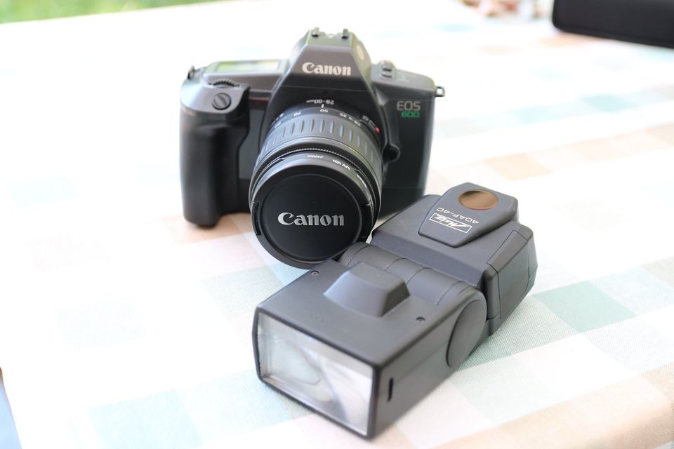 Canon EOS 600 & EF Zoom 4-5,6 28-90 III - Design von Luigi Colani in Weinstadt