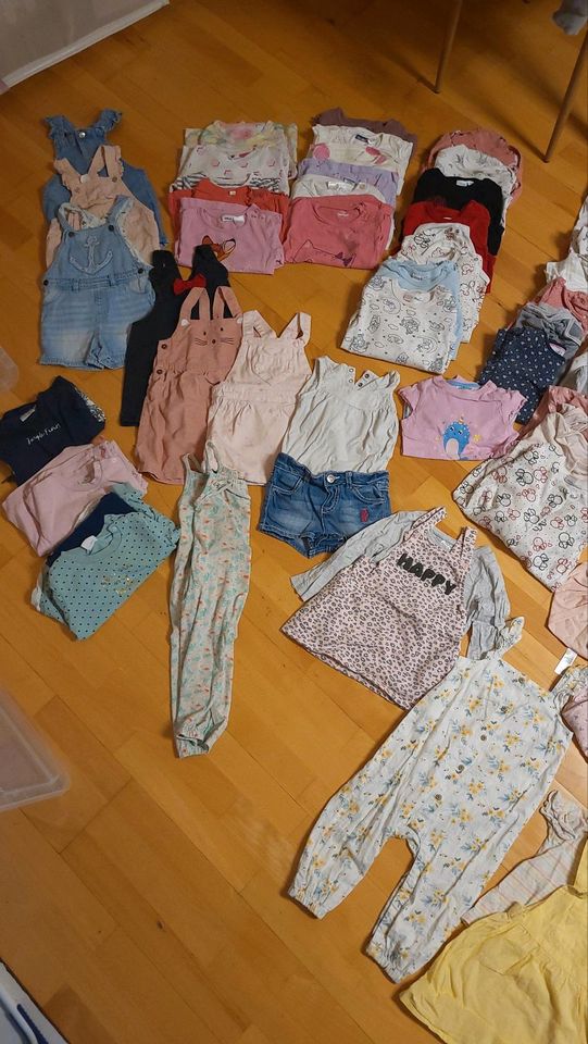 Riesiges "100tlg" Kleiderset für Mädchen Gr 86 in Monheim am Rhein