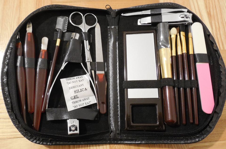 Maniküre-Set und Makeup-Set, neu, 19-teilig, Reiseetui in Würselen