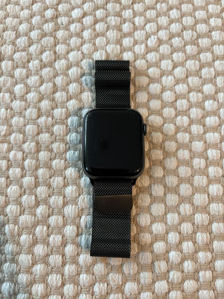 Apple Watch 5 44 mm [mit Edelstahl Armband] in Berlin