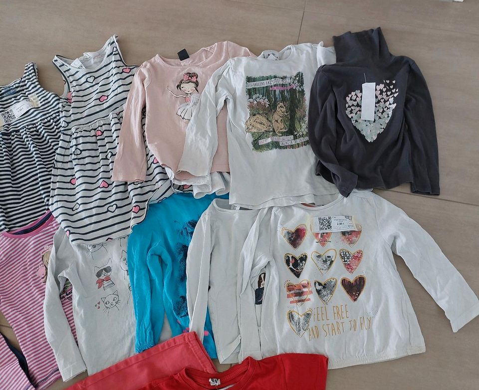 Gr. 92/98/104 Mädchen tshirts,  Kleider, langarm Shirts,  Paket in Wertheim