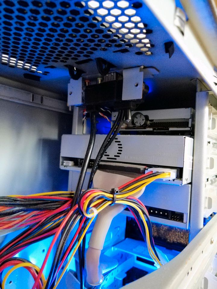 Computer PC ATX Amour Thermaltake mit LED Beleuchtung in Marburg