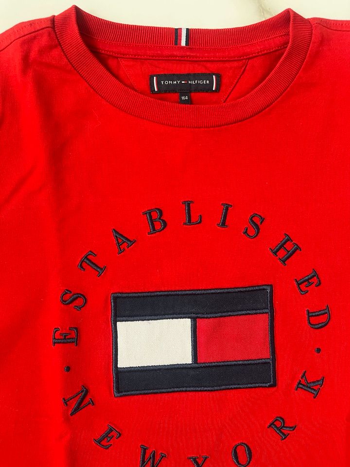 TOMMY HILFIGER TSHIRT ROT GR.164 Stickerei wie NEU!Sommer! in Neu Ulm