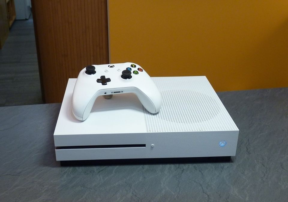 Microsoft Xbox One S Spielkonsole mit 500 GB in Weiß - Neuwertig in Berlin