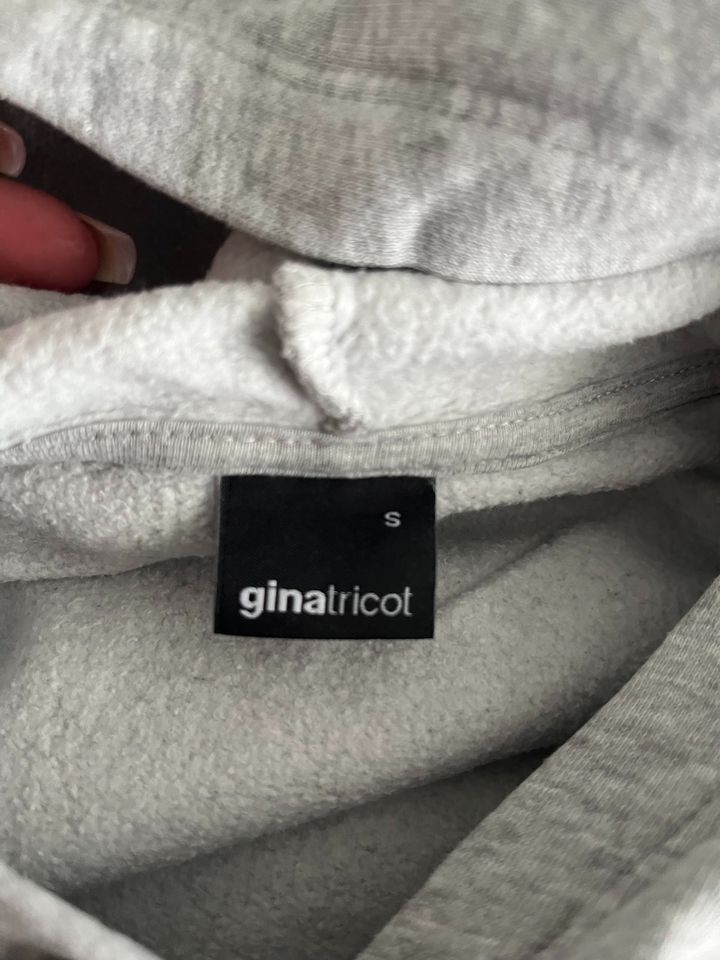 Grauer kurzer Pullover Gina Tricot Gr. S in Wolfsburg