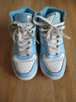 Karl Kani High Sneakers 36,5 weiß-hellblau Bayern - Seehausen a. Staffelsee Vorschau