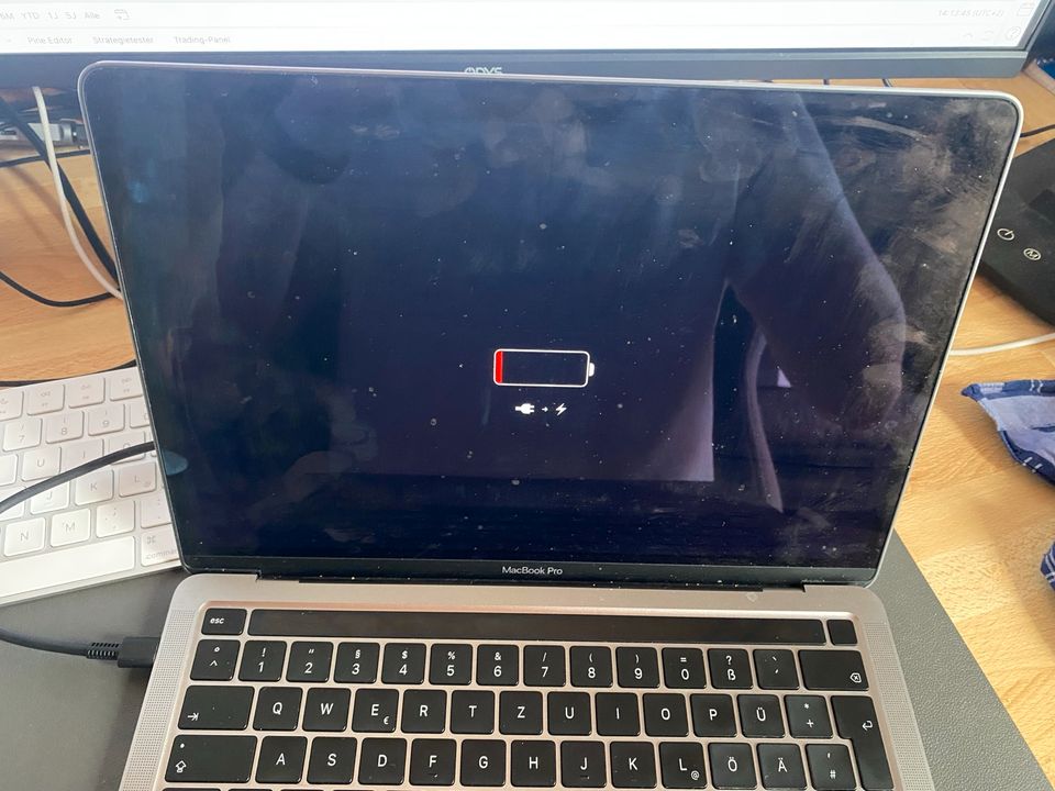 Apple 2022 MacBook Pro Laptop mit M2 Chip (defekt) in Homburg