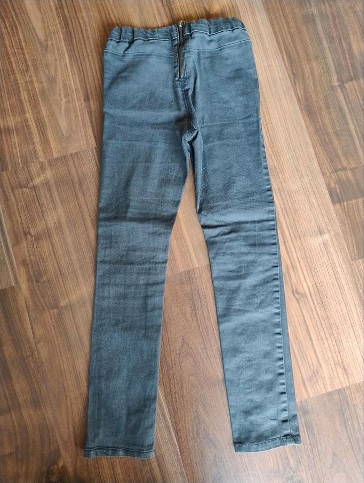 Hosen/Jeans in Gr. 122/128 in Moers
