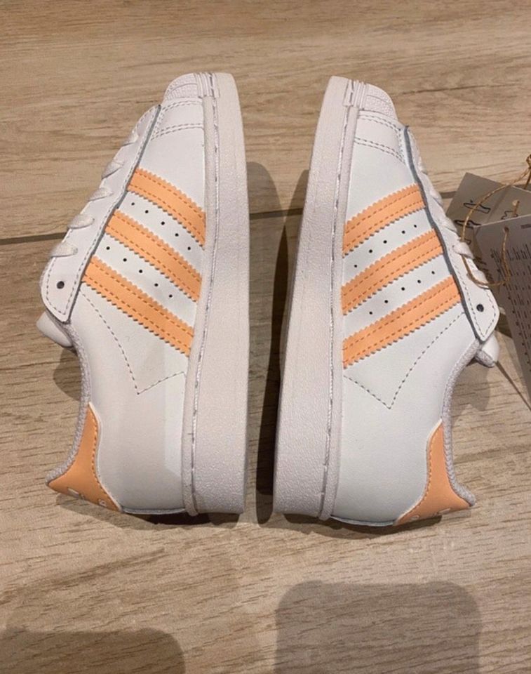 Adidas - Superstar Sneakers - Gr. 29 - weiß / apricot - neu in Eschau