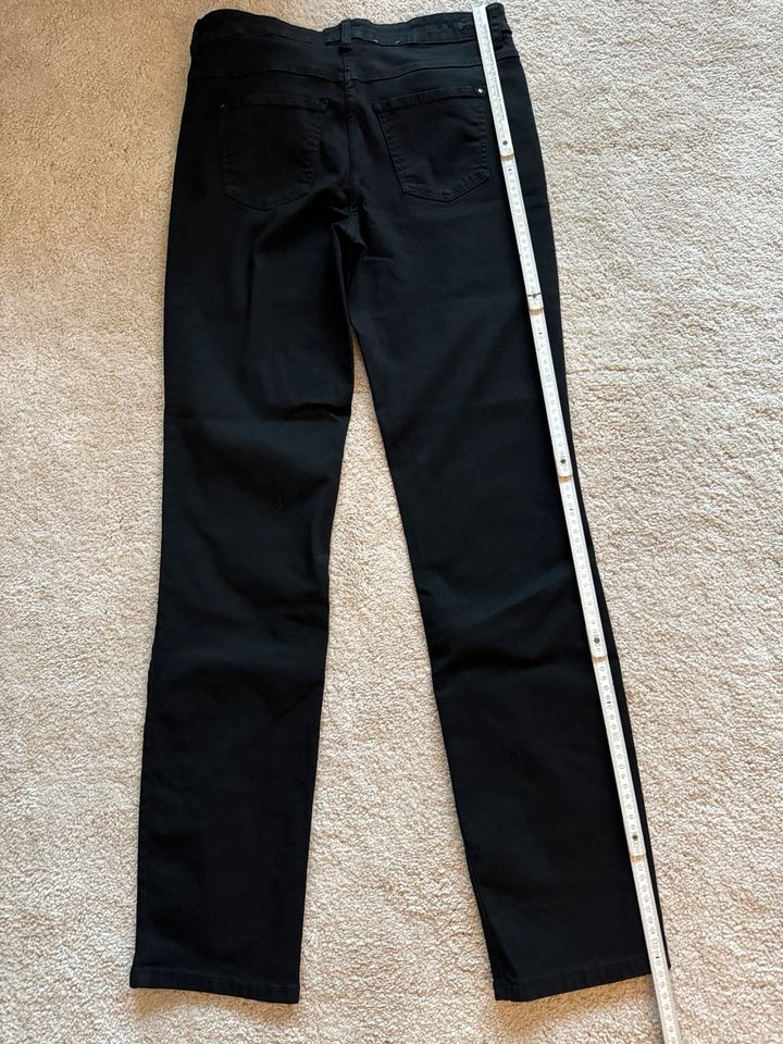 MAC schwarze Jeans Gr. 42/34 in Oberursel (Taunus)