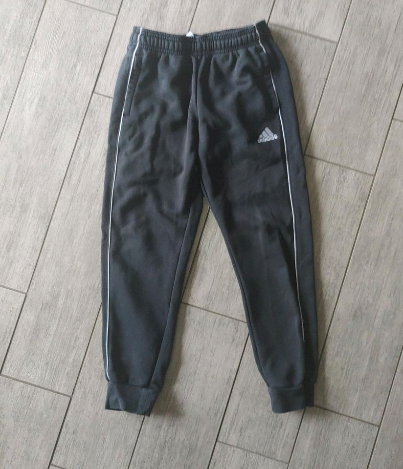 Adidas Jogginghose Größe 140 in Kreuztal