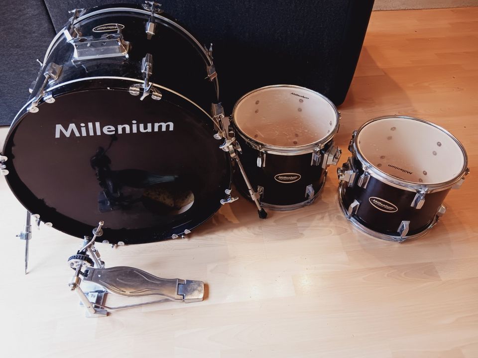 22" Bass Drum +12" und 13 " Toms + Fußmaschine in Langen (Hessen)