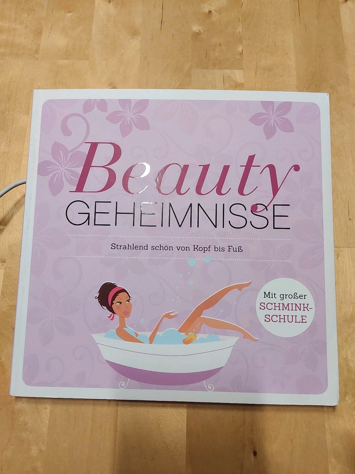 Buch "Beauty Geheimnisse" mit großer Schminkschule in Traunstein