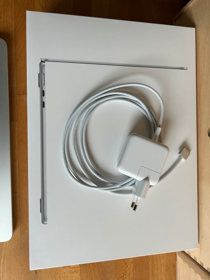 MacBook Air M2, 13,6“, 8 GB RAM, 256 GB SSD, Wie neu! in Essen