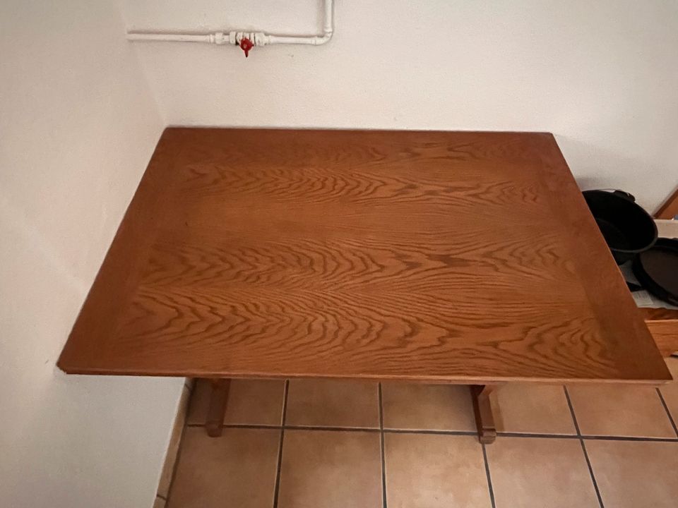 ausziehbarer Tisch in Floh-Seligenthal